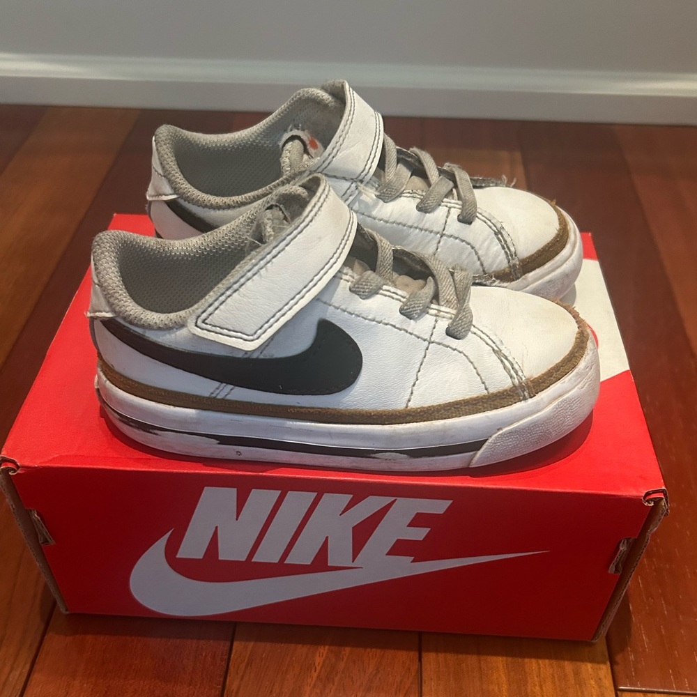 8c Nike Court Legacy